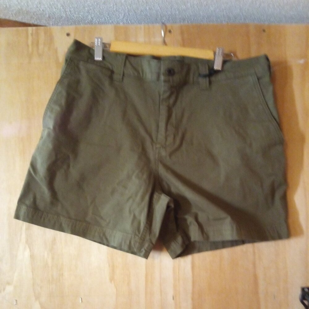Mens nwt Filson green shorts size 36 length 6inch .
